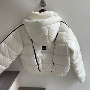 Alo YogaDune Jacket in white with black details. Used once, like brand new!